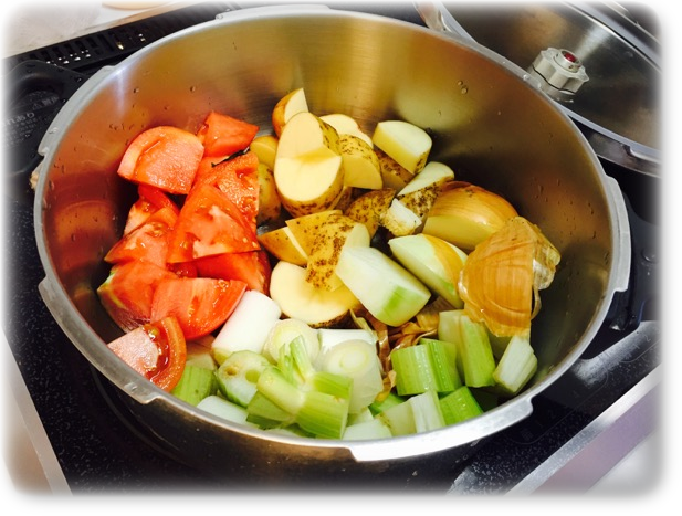 野菜を切ってお鍋に入れたところ 野菜を切ってお鍋に入れたところ